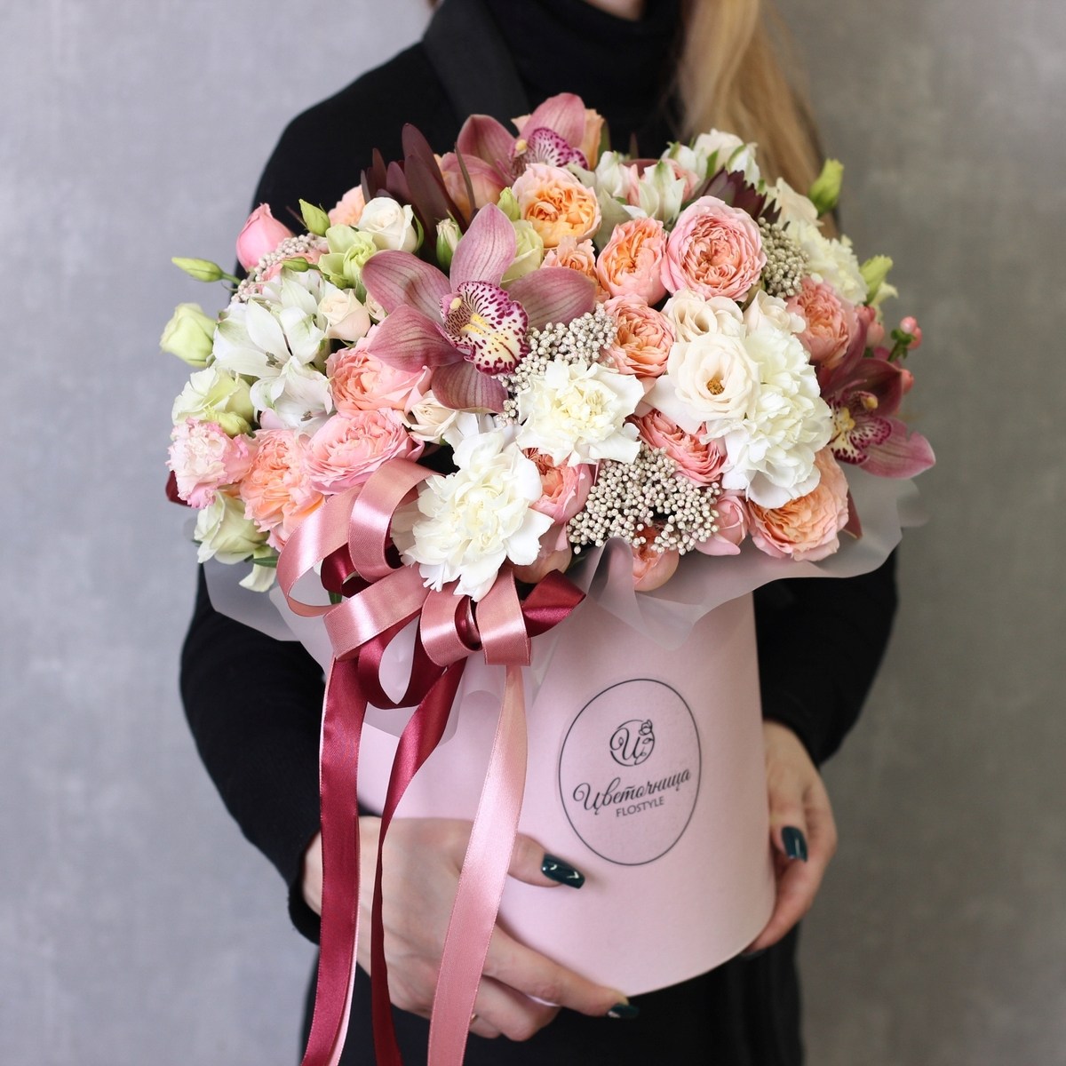 Cvety v shlyapnoj korobke 577